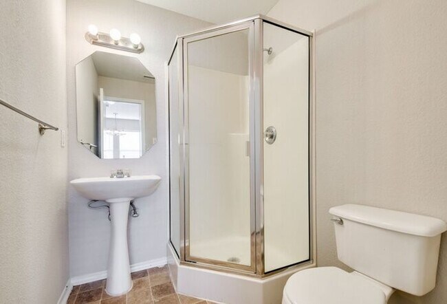 Building Photo - No App Fee. $500 off 1st months rent with ...