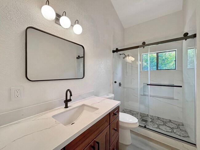 Building Photo - Charming 2BD/2BA Home in North Park W/ W/D...