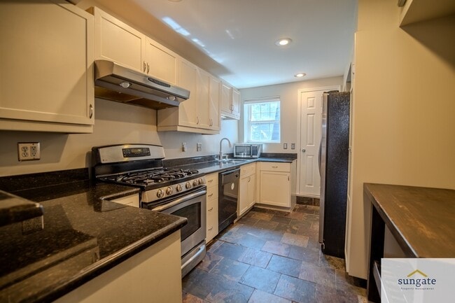 Building Photo - 313 S Madeira St