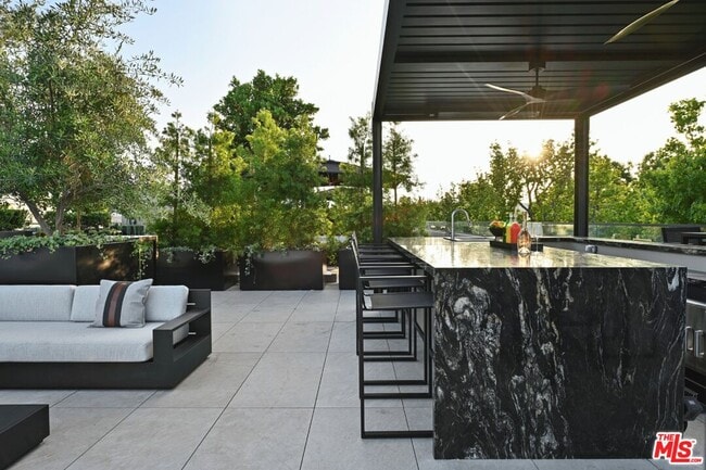 Building Photo - 350 N Palm Dr