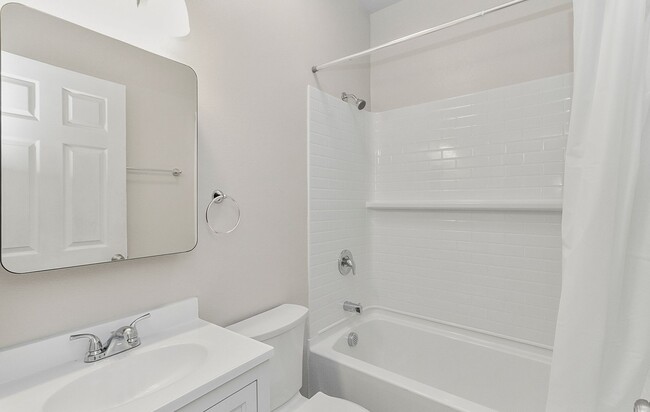 Building Photo - 2410 Hoyt Ave