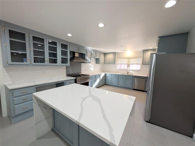 Building Photo - 3500 Bella Vista Dr