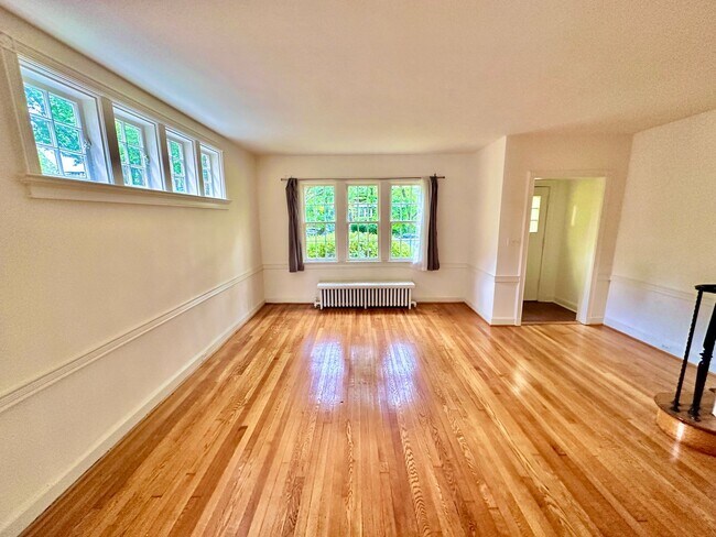 Building Photo - Spacious 6 bedroom 3.5 bath Tudor Townhouse w/Deck close to Georgetown University & Hospital