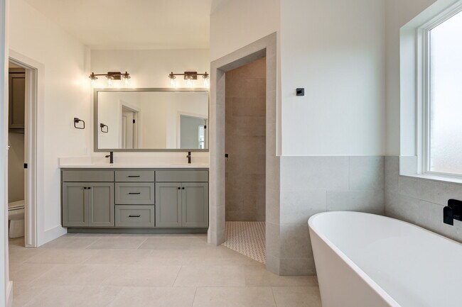 Building Photo - 6024 Kinnick Dr