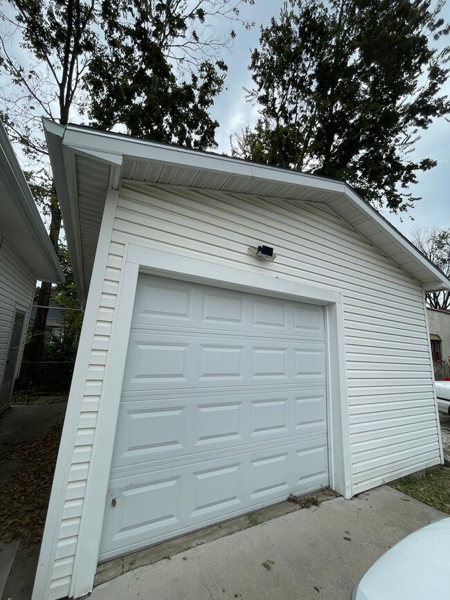 Building Photo - 634 Wilson St