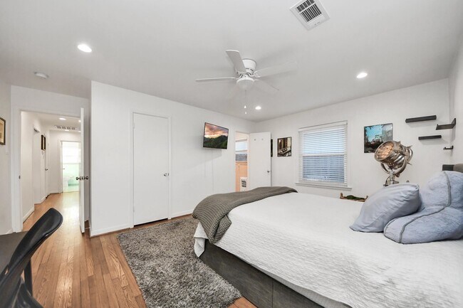 Building Photo - 411 Venice St