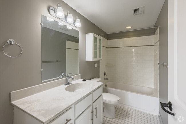 1BR, 1BA, Bathroom - Devenir District - 711 W Alexandrine