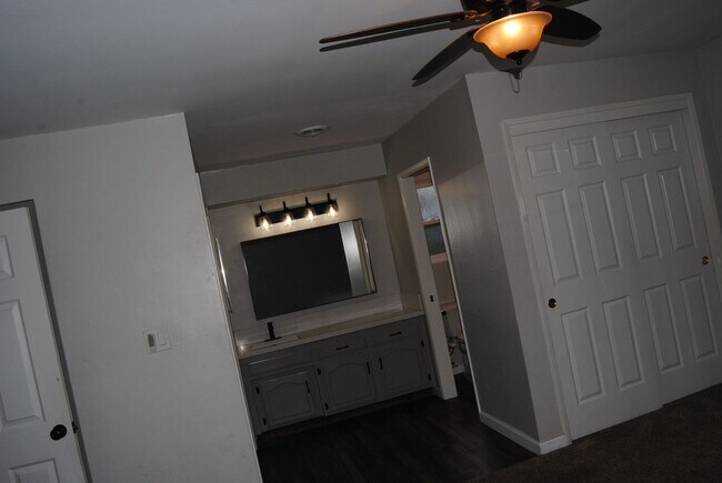 Building Photo - 2413 Sunrise Dr