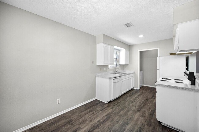 Building Photo - 606 Kings Way Dr
