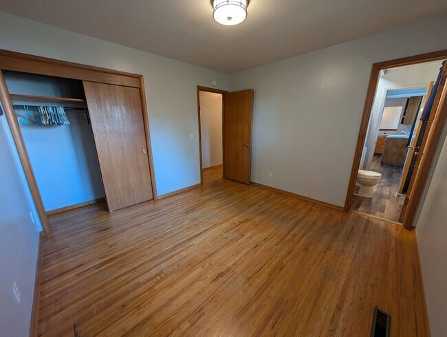 Building Photo - Charming 3 bedroom 1.5 bath Orchards house