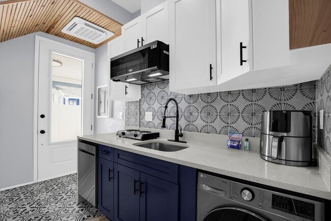 Building Photo - Modern, Stylish 1-Bed, 1-Bath Apartment - Electric, Water, Grounds Care, and Pest Control all Inc...