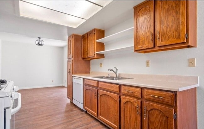 Building Photo - 2 bedroom 2 bath in 55 and over community.