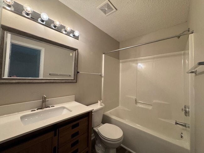 Building Photo - 3 Bedroom Townhome