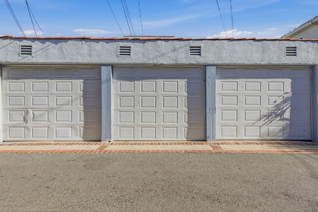 Building Photo - 307 S Doheny Dr