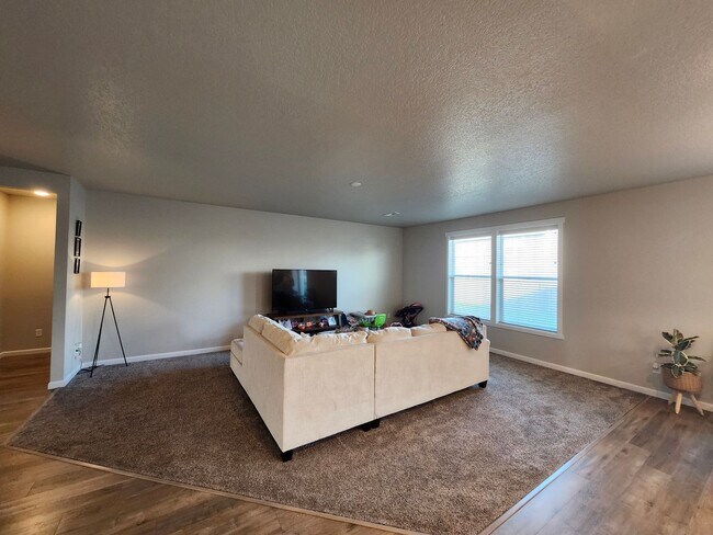 Building Photo - Charming 3-Bedroom, 2-Bath Home with Spaci...