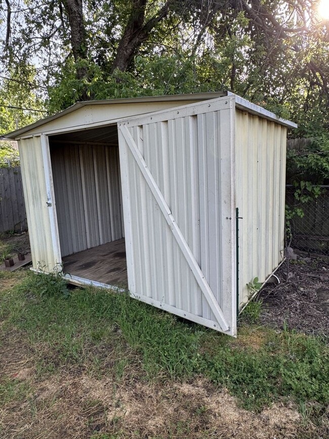 Building Photo - 3 Bedroom 1 Bath Singe Family Home