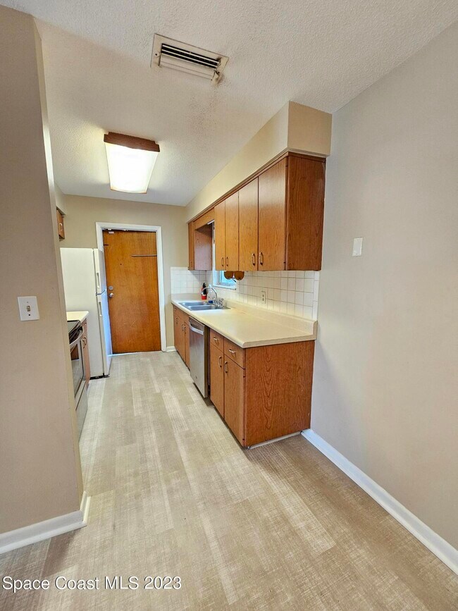 Building Photo - 2640 Dutton Dr