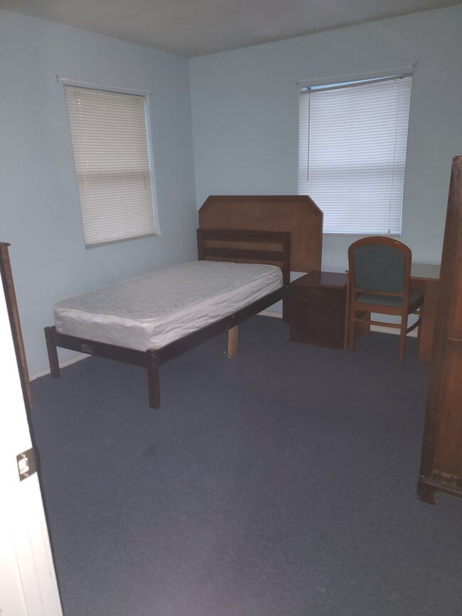 Building Photo - 113 E Magnolia St