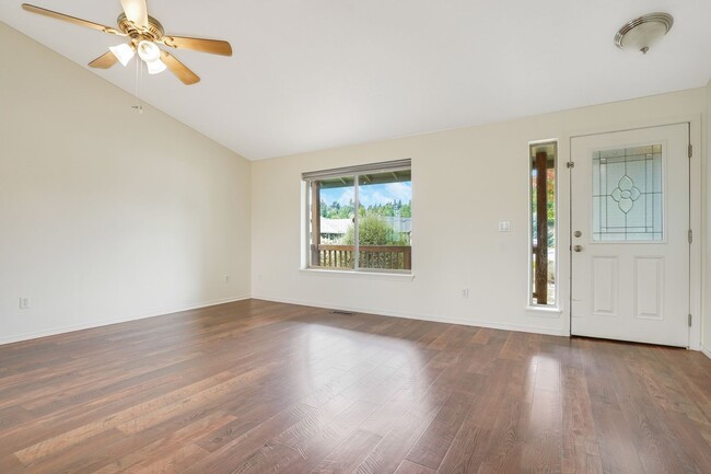 Building Photo - Beautiful 3 bed, 2 bath home in a quiet We...
