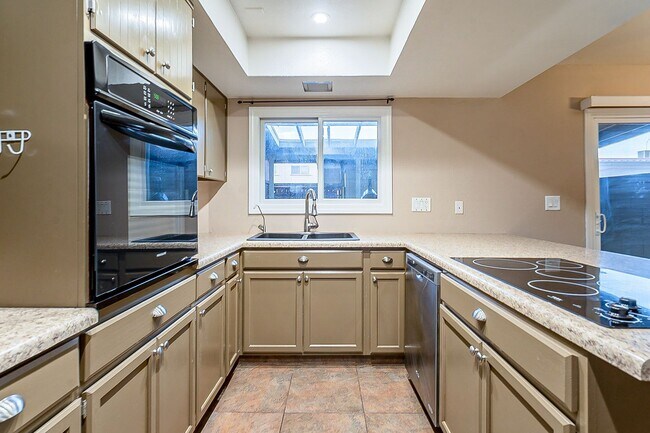 Building Photo - Charming 3 bedroom townhome near everything!