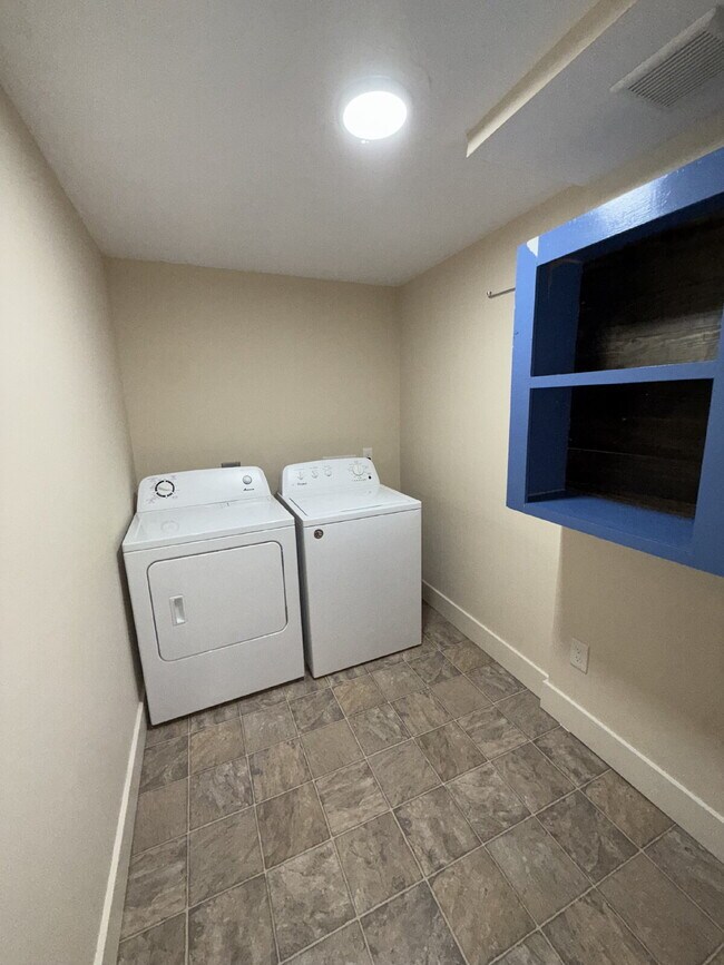 Building Photo - 712 Park Dr