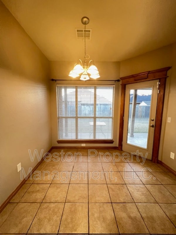 Building Photo - 701 N Ponderosa Way