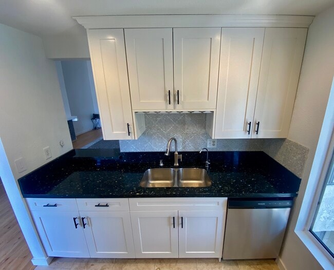 Building Photo - 1311 Summertime Ln