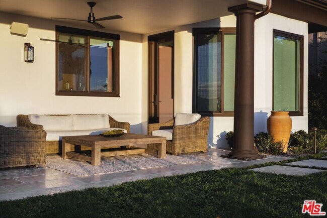 Building Photo - 16736 Vía Pacifica