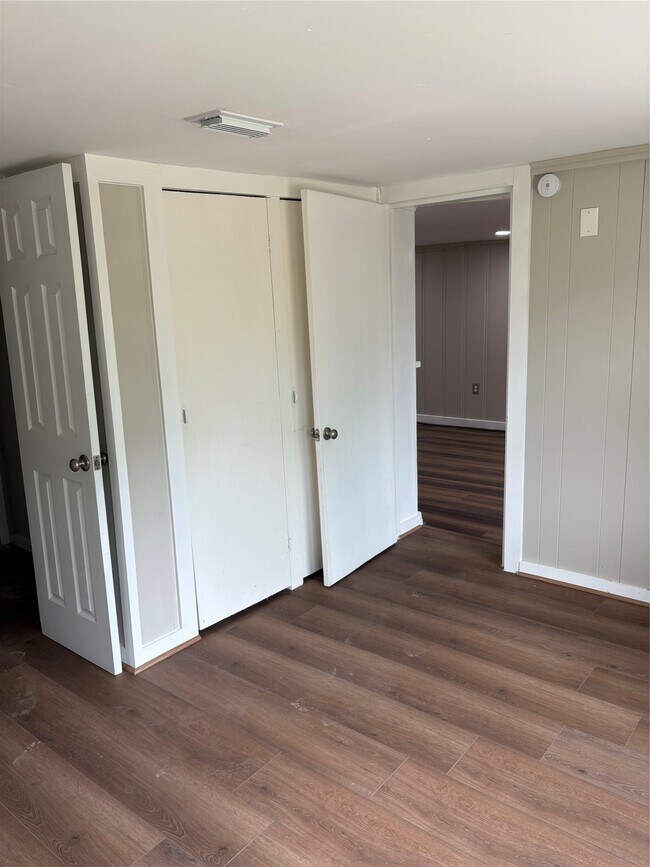 Building Photo - 5914 Ridgeway Dr