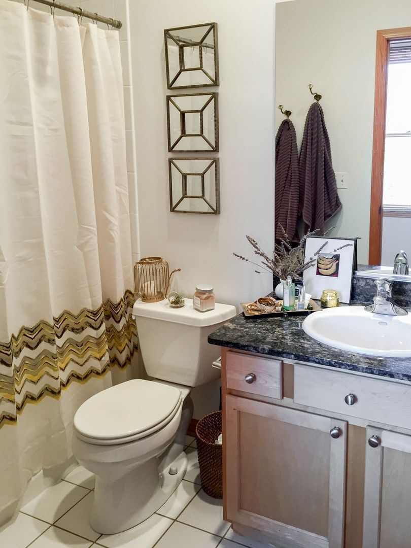 Building Photo - 1321 W Belmont Ave