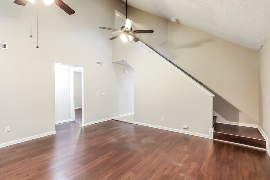 Building Photo - 1853 Alberta Ct N