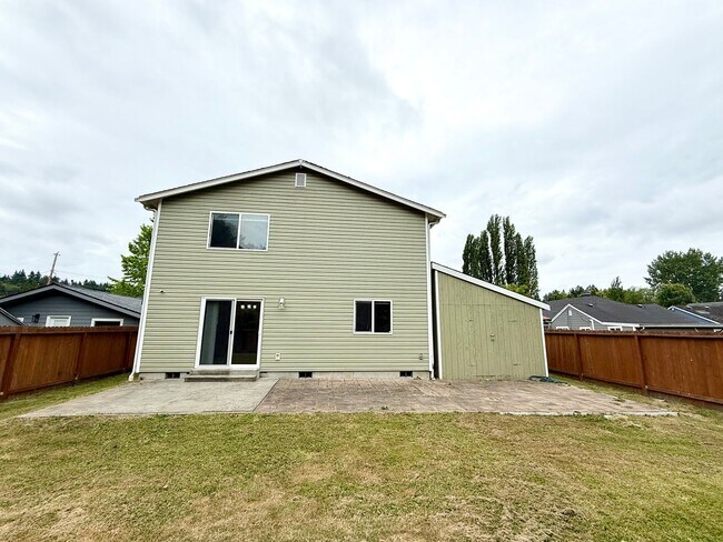 Building Photo - 1532 NE Echo Dr