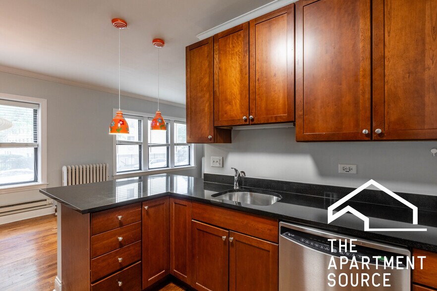 Building Photo - 736 W Addison St