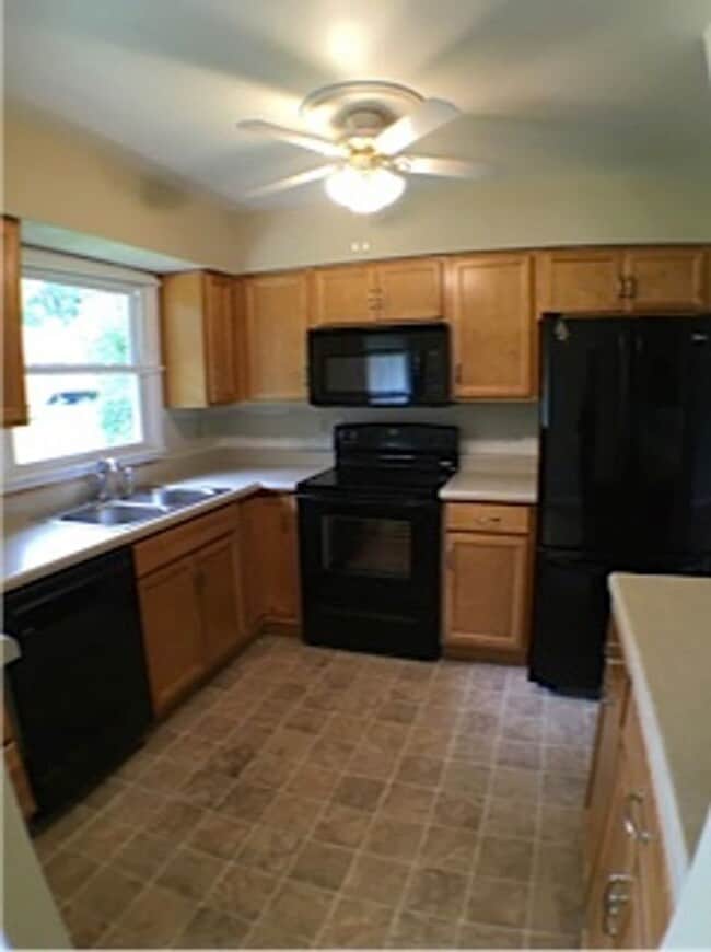 Building Photo - Three Bedroom Home with Fenced Yard