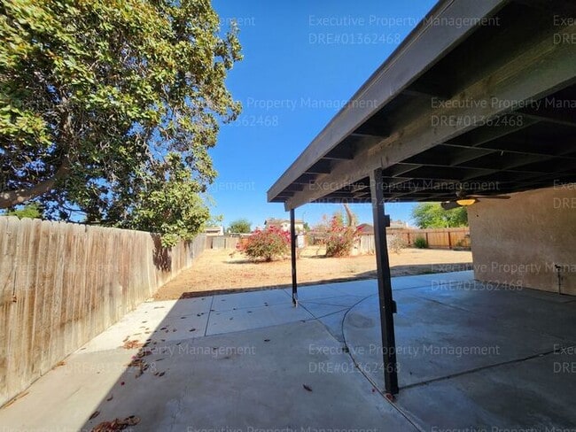 Building Photo - 4 bedroom 2 bath great location.