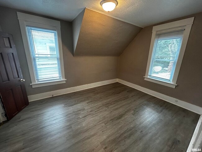 Building Photo - 1031 E Behrends Ave