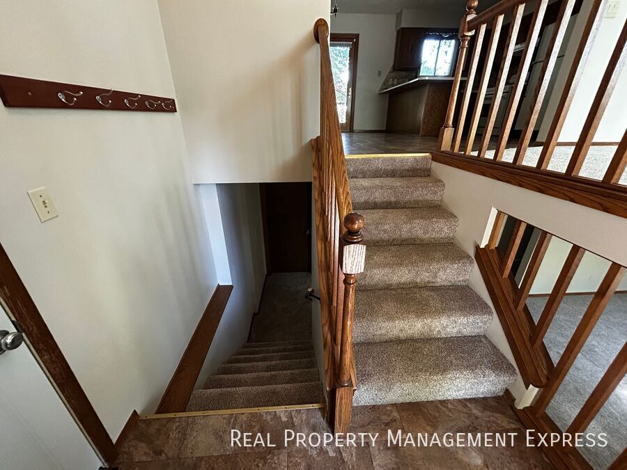Building Photo - 3 Bedroom 2 Bathroom Home with a Fireplace...