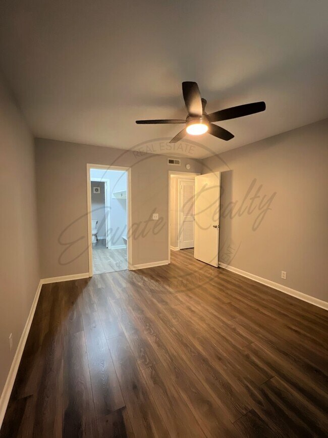 Building Photo - Bright and Airy Second-Floor Apartment with Upgrades and Pet Friendly!
