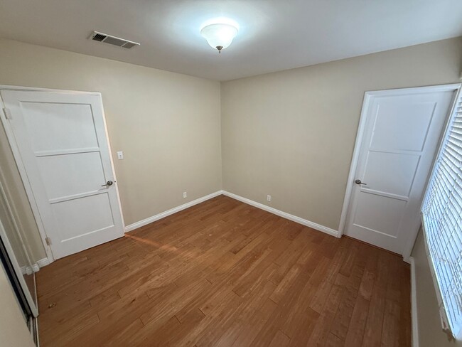 Building Photo - Charming 3-Bedroom Home for Rent in La Cre...