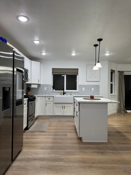 Building Photo - 2944 W 18th Ave