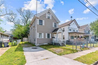 Building Photo - 3 Bedroom 1 Bath Second Floor Apartment