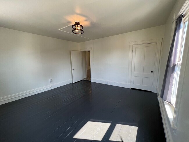 Building Photo - 471 Central St