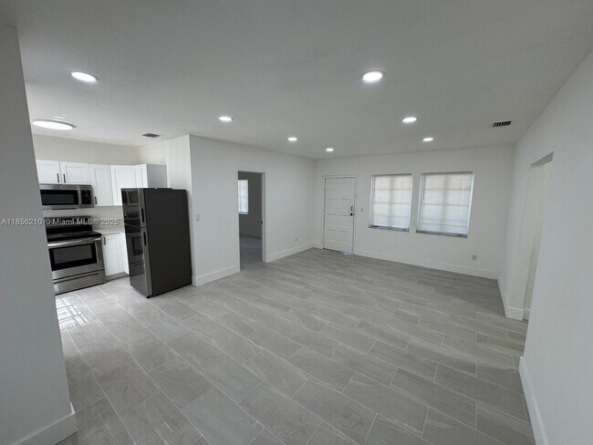 Building Photo - 6500 NE 1st Pl
