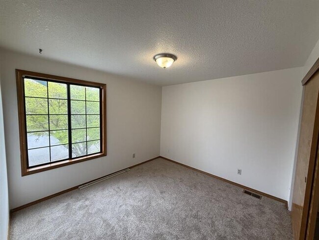 Building Photo - 17565 NW Woodmere Ct