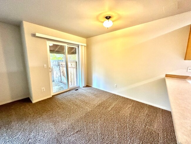Building Photo - CHECK OUT THIS SPACIOUS TOWNHOUSE IN REDMO...