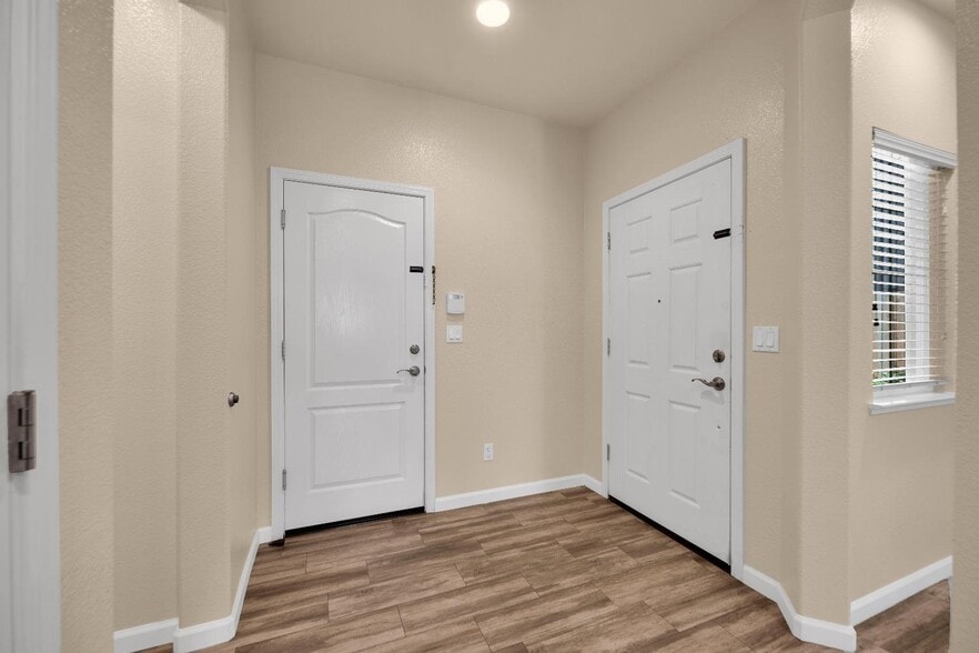 Building Photo - 3355 Seymour Ct
