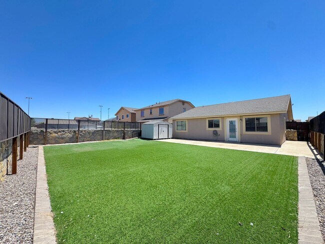 Building Photo - East El Paso 3bed/2bath Refrig A/C & Synthetic Lawn!