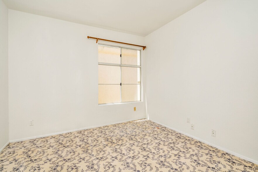 Building Photo - 5420 Sylmar Ave