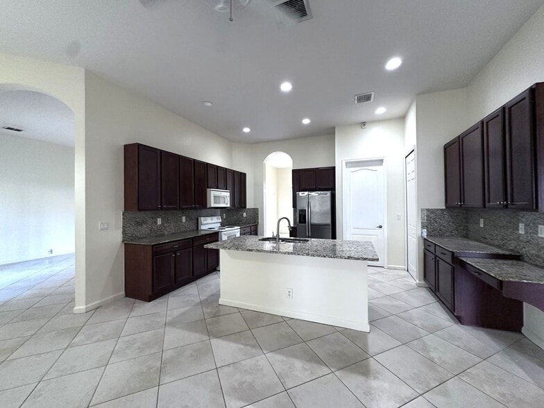 Building Photo - 6025 NW Wolverine Rd