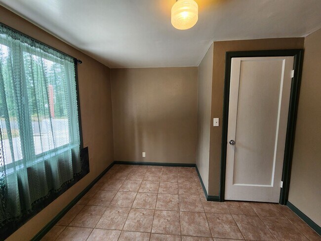 Building Photo - Upstairs Apartment Above Holly Market